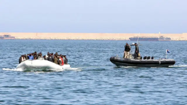 Muchos migrantes intentan hacer el cruce con botes inflables antes de abordar barcos más grandes. Este bote fue interceptado por las autoridades libias.