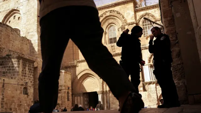 حیاط کلیسای مقبره مقدس