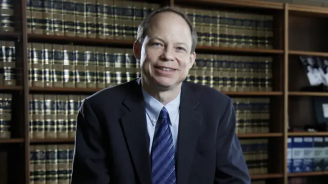 El juez Aaron Persky recibió duros cuestionamientos por su sentencia. 