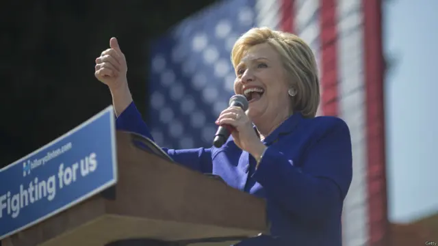 希拉里·克林顿“夺得民主党总统提名”。