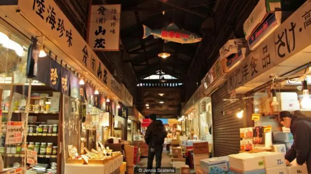 Du khách rất thích đi thăm Tsukiji (Ảnh: Jenna Scatena)