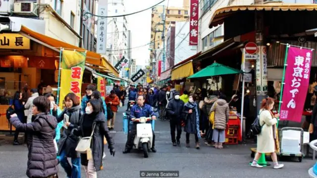 Chợ phía bên ngoài có tên là Jogai Shijo (Ảnh: Jenna Scatena)