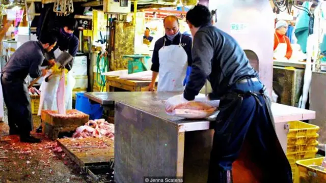 Cảnh bừa bộn và hỗn độn là đặc trưng của Tsukiji, khác với phần còn lại của Tokyo (Ảnh: Jenna Scatena)