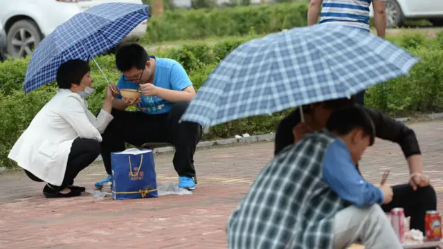 Родители готовы сделать все, чтобы их дети хорошо сдали экзамен. Многие приносят еду прямо к классам и библиотекам