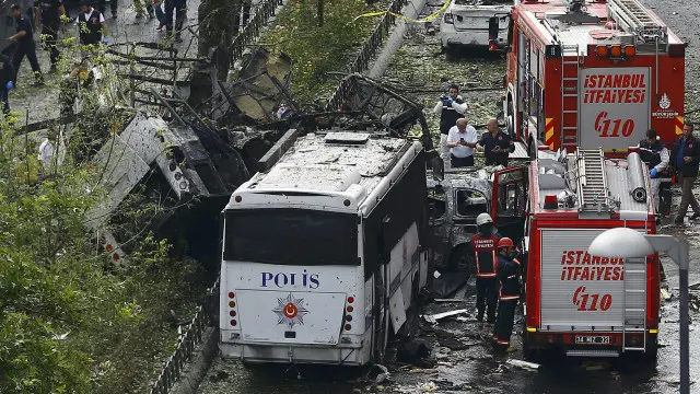 ဗက်စီဆယ်လာ (Vezneciler) ဒေသကို ရဲကား ဖြတ် အသွားမှာ အဝေးထိန်း ခလုတ် နဲ့ ဗုံးကို ဖောက်ခွဲ 