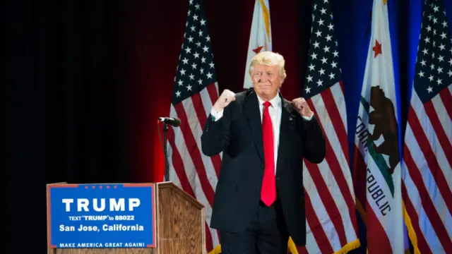 Đối thủ cùng chạy đua vào ghế tổng thống của bà Clinton là Donald Trump