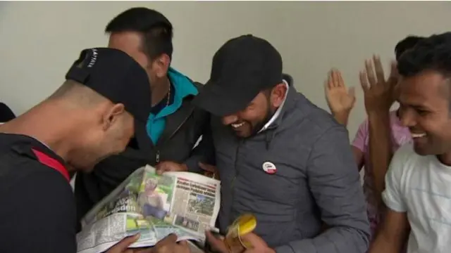 اپنی جیت اور مقامی اخبا میں اس کی رپورٹ پر خوش ہوتے کھلاڑی