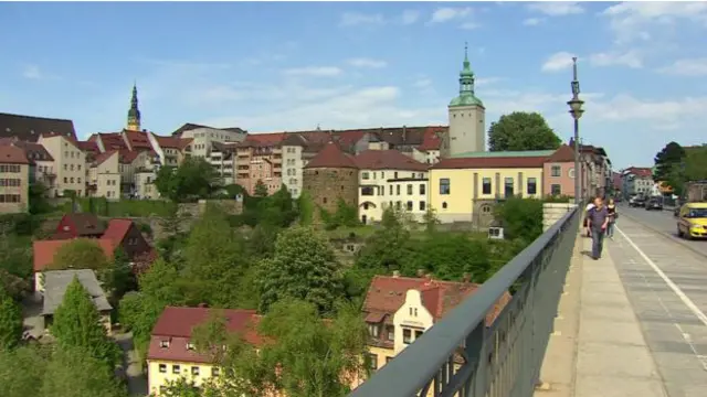 یہ شہر چند دنوں کے لیے بدنام ہوا تھا جب ایک پناہ گزین کے گھر کو نذر آتش کر دیا گیا تھا اور مقامی اسے دیکھ کر خوشی میں تالیاں بجا رہے تھے