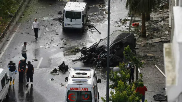 Saldırı sonrası bölgedeki bir araç kontrollü patlatıldı.