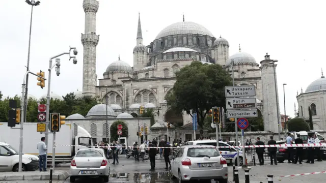 دھماکہ شہر کے مصروف علاقے بایزید چوک کے قریب ہوا جو کہ سیاحوں میں بہت مقبول ہے۔