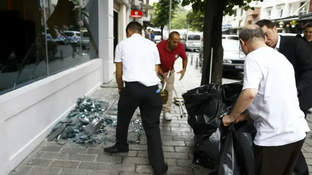 دھماکے سے علاقے میں واقع عمارتوں کو نقصان پہنچا اور کئی عمارتوں کے شیشے ٹوٹ گئے۔