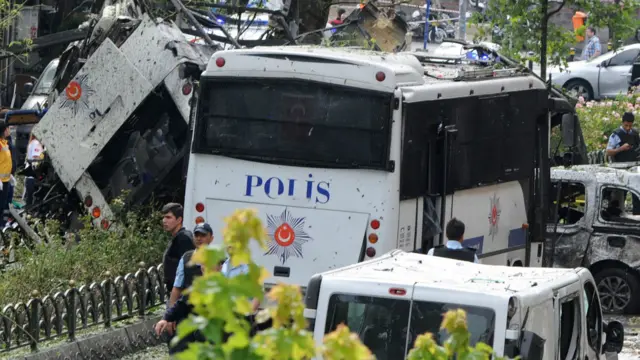 ترک حکام کا کہنا ہے کہ استنبول کے وسطی علاقے میں ہونے والے دھماکے میں کم از کم 11 افراد ہلاک ہوگئے ہیں۔