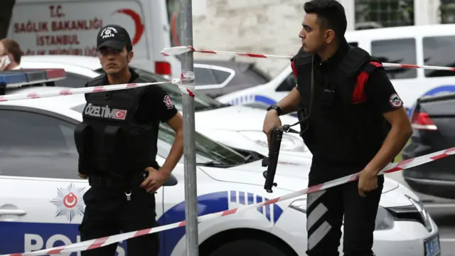 اس واقعے کے بعد قانون نافذ کرنے والے اداروں کے اہلکاروں نے علاقے کو گھیرے میں لے لیا اور عوام کی وہاں تک رسائی پر پابندی لگا دی۔