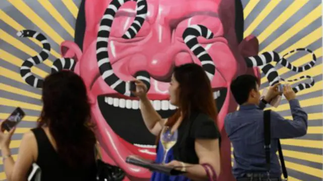 「藝術登陸新加坡」(Art Stage Singapore)的參觀者正在欣賞岳敏軍的作品《蛇》 (The Snake)