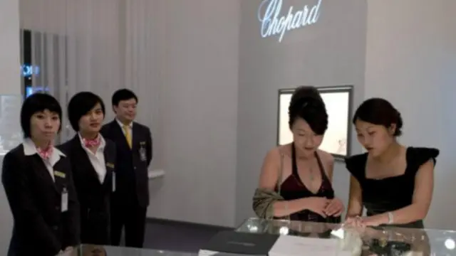 在上海百萬富翁展上觀賞珠寶的女士們