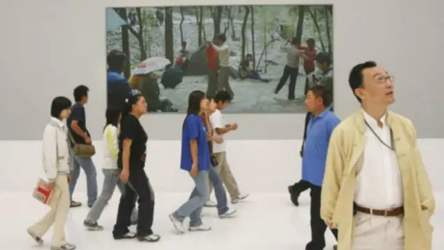 在第二屆宋莊文化藝術節上參觀中國當代紀實攝影展的遊客