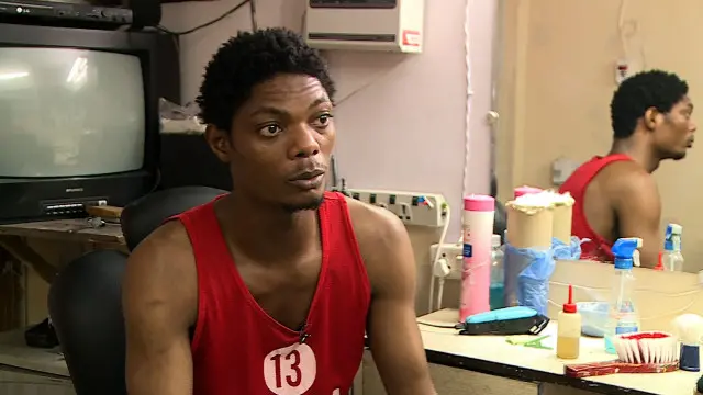 قطب مینار کے پاس یہ حجام کی دکان چلاتے ہیں