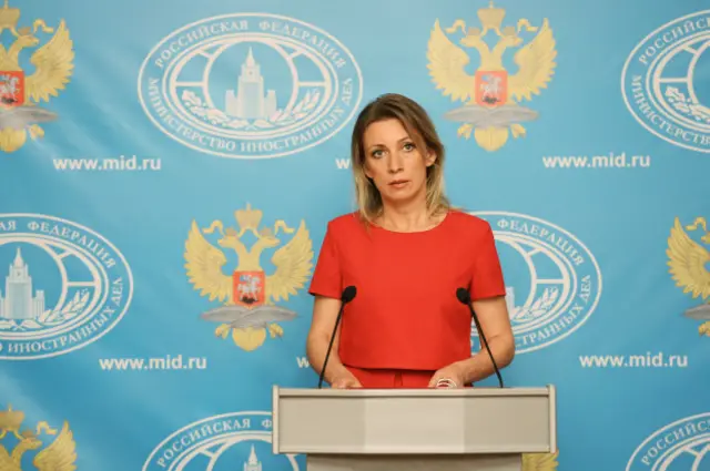 Пресс-секретарь МИД Мария Захарова предложила Лебедеву разработать новый дизайн баннера, на фоне которого выступают представители министерства