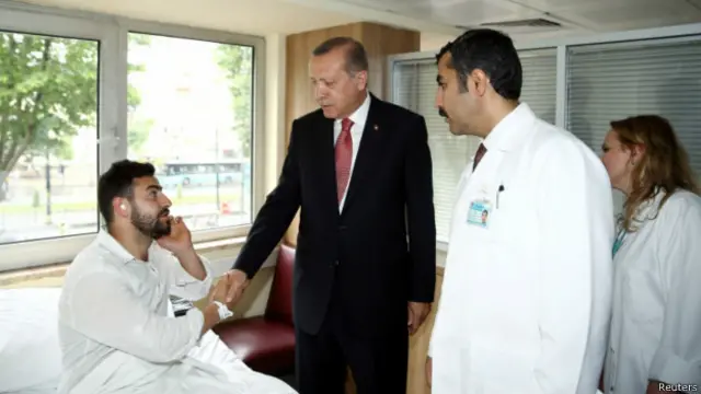 Cumhurbaşkanı Recep Tayyip Erdoğan, Haseki Eğitim ve Araştırma Hastanesi'ndeki yaralıları ziyaret etti. Konuşmasında adını vermeden PKK'ya işaret eden Erdoğan "Terörle mücadele kıyamete kadar sürecek" diye konuştu.