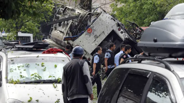 Valiliğin verdiği ilk rakamlara göre 7 polis ve 4 sivil hayatını kaybetti. 