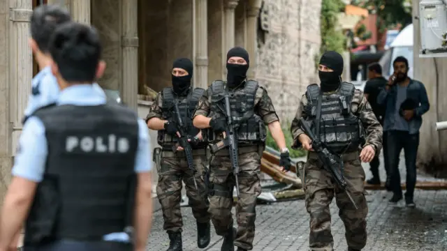 Olay yerini güvenlik kordonu altına alan polis, sivilleri saldırının meydana geldiği alandan uzaklaştırdı. 