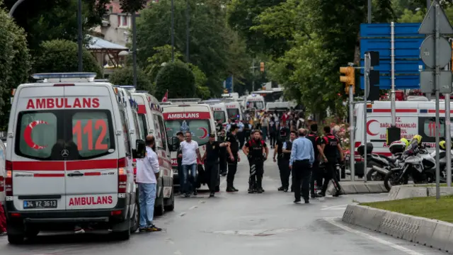 Bölgeye çok sayıda ambulans gönderildi. 