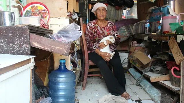 Leha di warungnya yang ditutup, antara lain karena banjir.