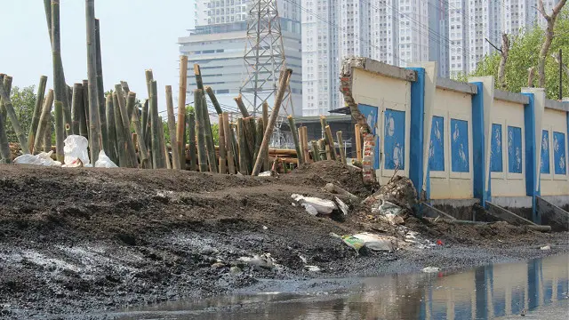 Tembok penahan air di Muara Angke jebol sepanjang 10 meter.