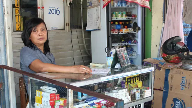 Puji tidak bisa keluar rumah membeli barang dan sholat Tarawih di masjid karena banjir rob.