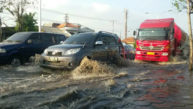 Jalan raya Kaligawe yang macet karena terendam banjir.