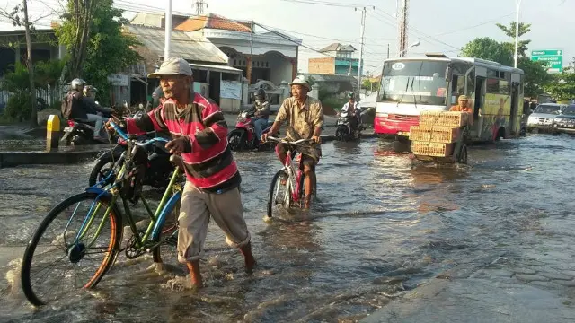 Banjir di Semarang utara membuat berbagai aktivitas masyarakat terganggu.