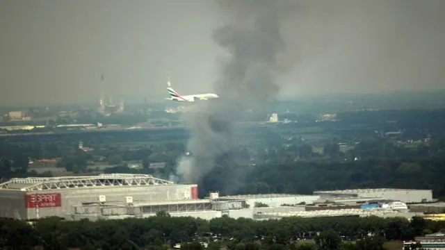 منگل کو یہاں آگ بھڑک اٹھی تھی اور اس کا دھواں شہر بھر سے دکھائی دے رہا تھا