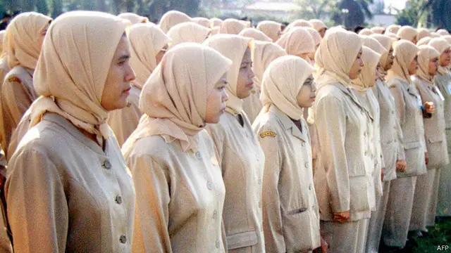 Di dalam anggaran pendapatan dan belanja negara, komposisi gaji PNS hampir mencapai 34%. 