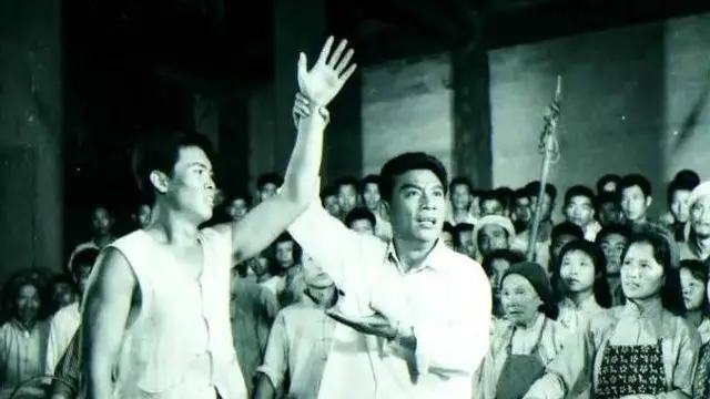 校长举起手上长满茧子的年轻农民的手说，“这手上的老茧就是资格！”。（电影《决裂》）