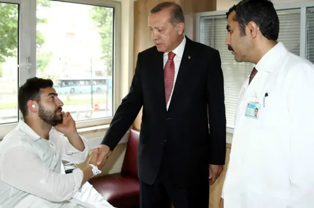 Cumhurbaşkanı Erdoğan, Vezneciler saldırısında yaralananları Haseki Hastanesinde ziyaret etti.