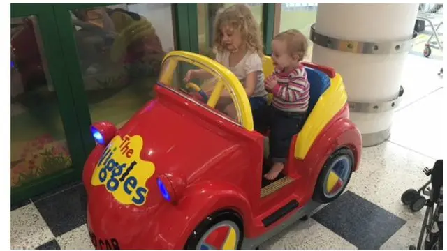 جیانا اپنی بڑی بہن صوفی کے ہمراہ