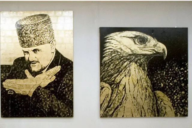 Портрет Ахмата Кадырова и картина, изображающая орла, в художественной галерее в Грозном