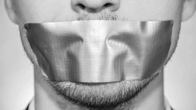 Челловек с заклеенным ртом