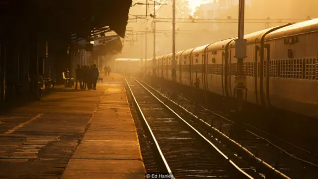 Chuyến phiêu lưu xuyên đất nước mang tính sử thi này là chuyến thứ 10 của Hanley thăm Ấn Độ. Tuy nhiên lòng yêu mến đất nước này xuất phát từ âm nhạc hơn là nhiếp ảnh. “Tôi là nhạc sĩ chuyên nghiệp về tabla, là bộ trống của nhạc cổ điển Bắc Ấn Độ,” ông nói.
“Tôi đã học nhạc và biểu diễn trong một thời gian dài ở Ấn Độ. Tôi yêu đất nước này và người dân ở đây.”  Chẳng mấy mà Hanley thấy Ấn Độ là đất nước rất đảng để chụp hình. “Ấn Độ là đất nước ăn ảnh nhất mà tôi từng ở,” ông nói. “Nó là sự hòa trộn của màu sắc và tính cách, ở đây cái đẹp và sự hỗn độn cùng tồn tại và phong tục truyền thống được hấp thụ và hòa nhập vào nét hiện đại.” Trong hành trình, tàu đi qua các nơi như trung tâm Trivandrum, Kerala (Ảnh: Ed Hanley)
