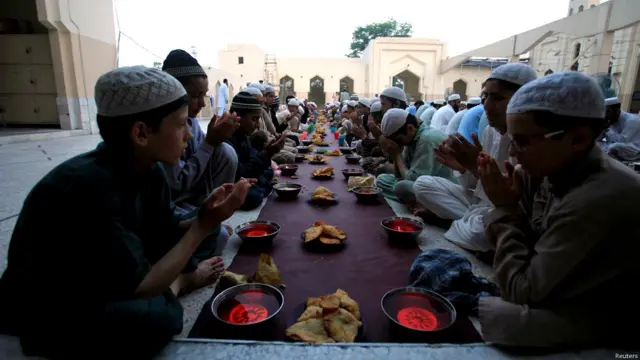 पेशावर की एक मसजिद में इफ़्तार से पहले प्रार्थना करते बच्चे.