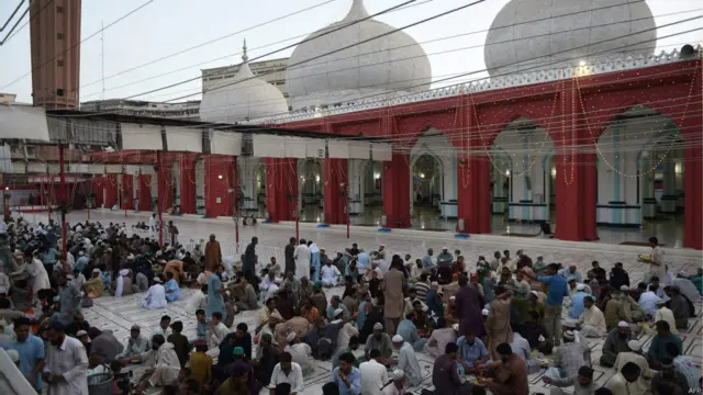 रमज़ान के पवित्र महीने में बिखरे हज़ारों रंग