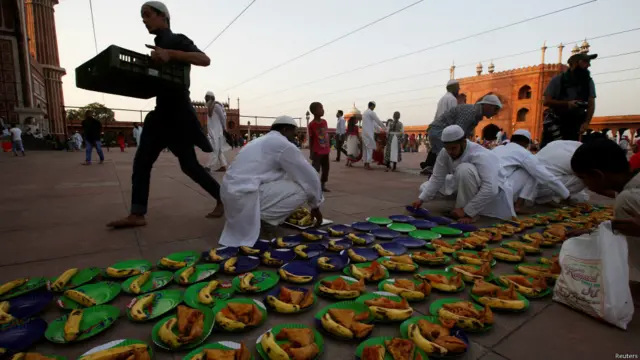 दिल्ली की जामा मस्जिद में इफ़्तार की तैयारी.