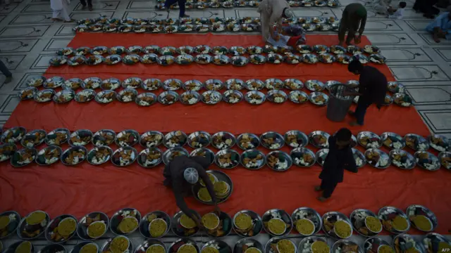 कराची की एक मस्जिद में इफ़्तार की तैयारी.