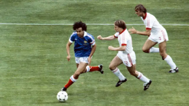 Michel Platini hâlâ bir Avrupa Futbol Şampiyonası'nda en çok gol atan oyuncu.