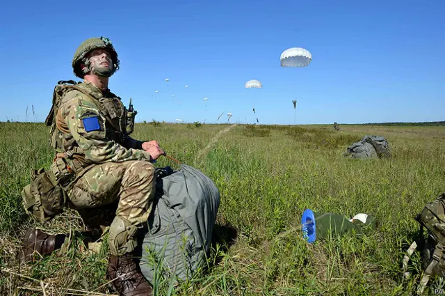 В первый же день на учениях был высажен десант американских, польских и британских парашютистов 
