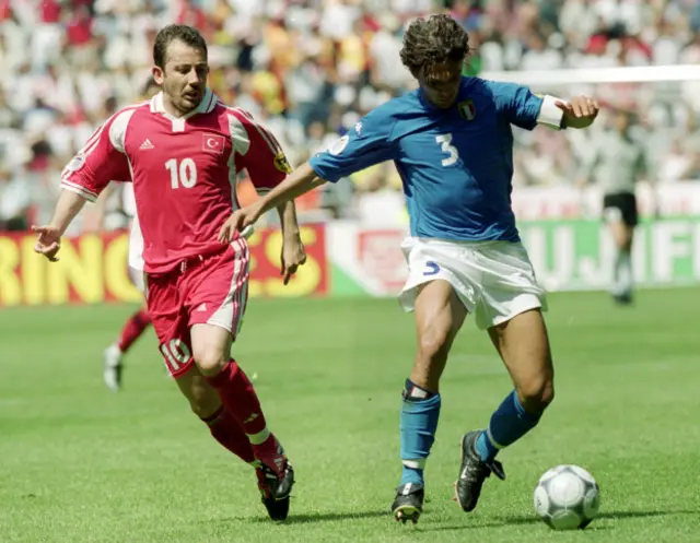 Sergen Yalçın ve Paolo Maldini Euro 2000'in grup açılış maçında mücadele verirken.