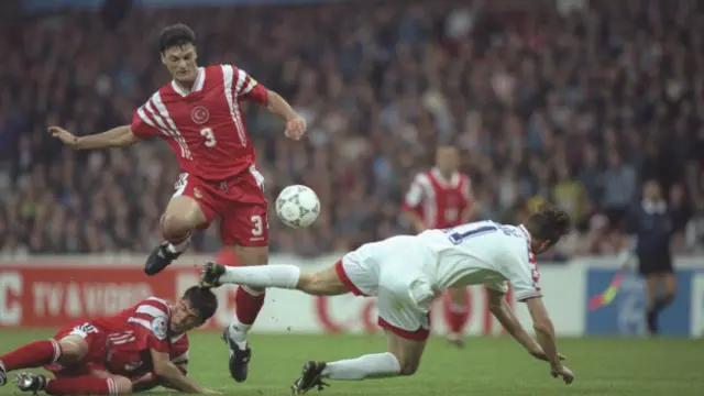 Türkiye'nin tarihindeki ilk Avrupa Futbol Şampiyonası maçında Alpay'ın Hırvat kontra atağındaki kararı maçın kaderini tayin etmişti.