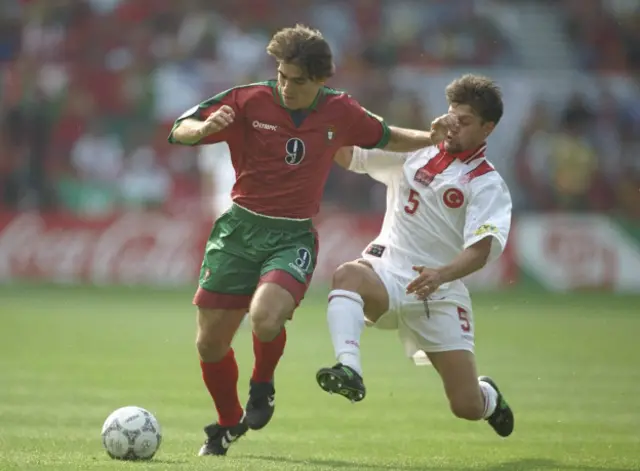 Euro 96'daki İkinci grup maçında Tugay Kerimoğlu ve Sa Pinto ortaha saha mücadelesi verirken.