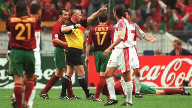 Alpay'ın ilk yarıda kırmızı kartla oyun dışı kalması Türkiye'nin oyun planlarını bozdu ve Milli Takım çeyrek finalde Portekiz'e yenilerek Euro 2000'e veda etti.