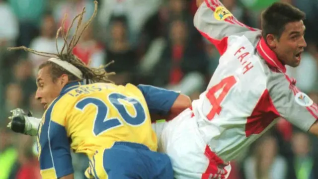 Fatih Akyel İsveç forveti Larsson'u durdurmaya çalışıyor. Golsüz berabere biten maç turnuvanın en sıkıcı maçlarından birisi olarak yorumlanmıştı.